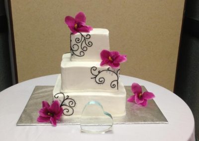 purple-flowers-wedding-cake